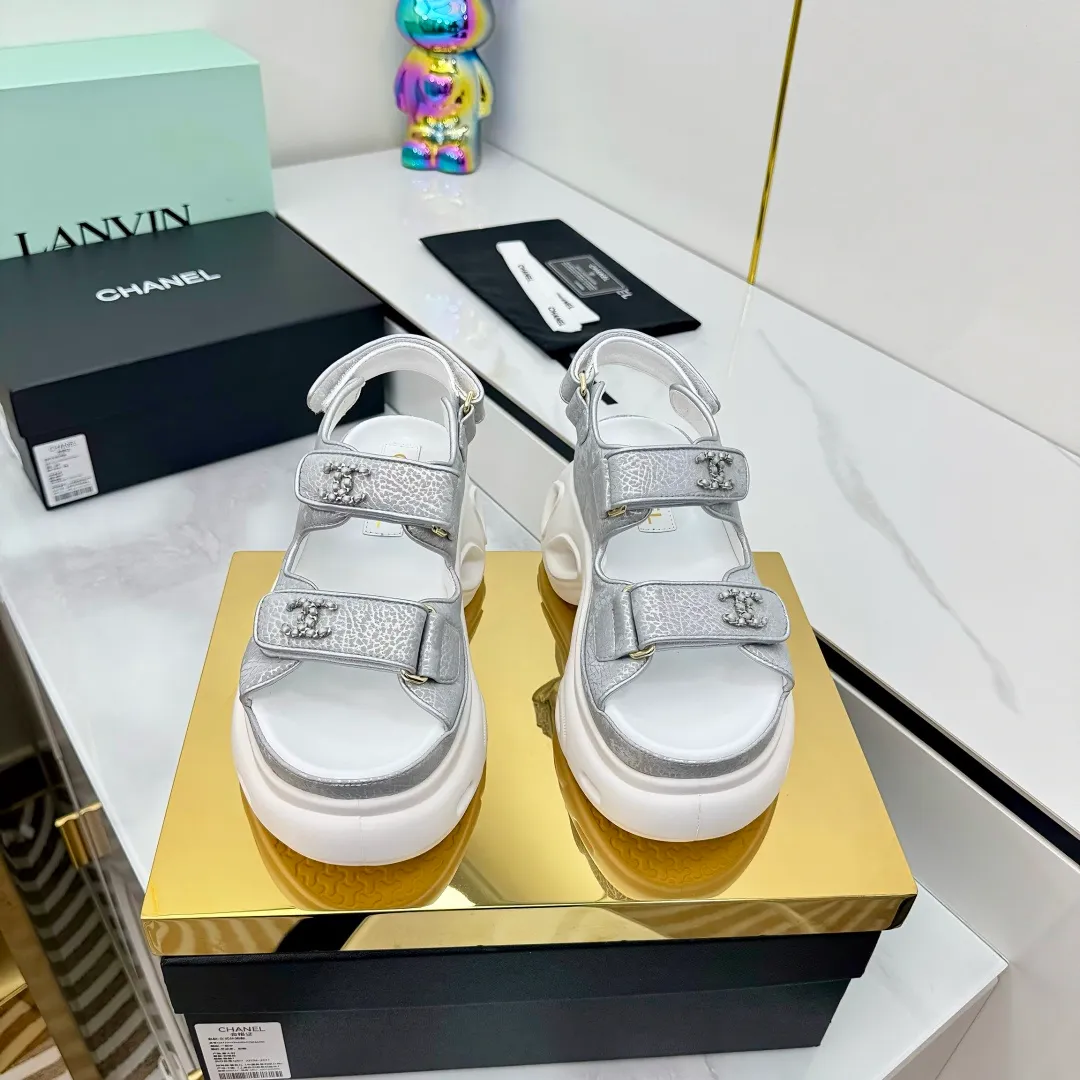 👟👟Ex-factory price 680👟👟 Top version... Chanel｜Chanel Xiaoxiang Velcro Beach Slippers Slippers Casual Beach Shoes 25ss Spring and Summer New Style! Beach shoes are a hit all over the internet! The latest model from the counter, I am still willing to buy it on my feet. It must be ranked among the most popular models. It is invincible in all seasons. Various bloggers and Internet celebrities can see the matching styles. Highly recommended. Pearlescent sheepskin upper, sheepskin lining, suede for feet. Original open-molded TPU outsole size: 35-40 (customized for 40 and 41). Full set of original packaging 👉 👉 👉 👉 👉